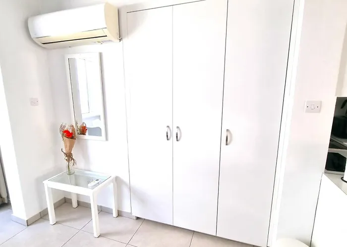 Stylish - 2 Minutes From Kastella דירה לרנקה