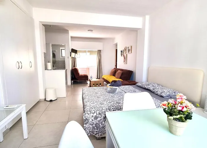 Stylish - 2 Minutes From Kastella * לרנקה