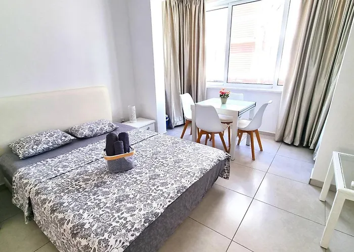 Stylish - 2 Minutes From Kastella Апартаменти Ларнака